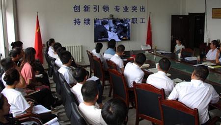 為深入學(xué)習(xí)習(xí)近平新時代中國特色社會主義思想和黨的十九大精神，落實好“不忘初心、牢記使命”主題教育相關(guān)工作。8月16日，隧道公司機關(guān)黨支部黨員大會在公司1號會議室召開，機關(guān)黨支部
