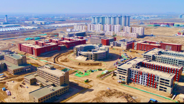 復工以來，蘭州工業(yè)學院蘭州新區(qū)新校區(qū)建設項目火力全開，走近各作業(yè)面，材料運輸車輛來回穿梭、支溝作業(yè)現場轟鳴作響、體育場周邊大型吊機往來運作、綜合管廊內電焊火花飛揚……一派忙碌景象！據了解，項目部緊緊圍