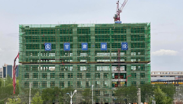 伴隨著辦公樓主體質(zhì)量驗收順利通過，標(biāo)志著甘肅省交科建設(shè)有限公司承建的蘭州大宏蘭州新區(qū)二期綜合辦公樓建設(shè)項目已邁向新的建設(shè)階段。自開工以來，項目管理團隊秉承“只爭朝夕搶工期精心組織出精品”的理念，緊緊圍