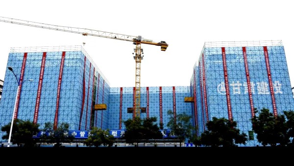 10月16日，由甘肅省交科建設(shè)有限公司承建的蘭州新區(qū)新材料產(chǎn)業(yè)園區(qū)公共服務(wù)平臺項目主體結(jié)構(gòu)順利封頂，為該項目二次結(jié)構(gòu)和裝飾裝修奠定堅實基礎(chǔ)。據(jù)了解，該項目為公共建筑工程，自建設(shè)以來，項目管理團隊面對工