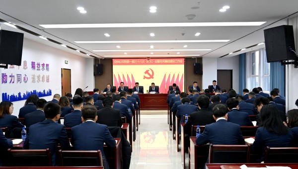 2月28日上午，交科公司黨委一屆三十八次（擴(kuò)大）會暨黨風(fēng)廉政建設(shè)工作會順利召開。會議傳達(dá)學(xué)習(xí)了習(xí)近平總書記重要文章《健全全面從嚴(yán)治黨體系》和甘肅建投黨委一屆五次全體(擴(kuò)大)會議精神；審議通過了交科公司