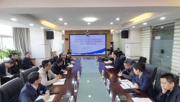 近日，西部市政建設(shè)集團(tuán)與中國(guó)市政工程西北設(shè)計(jì)研究院（道橋院）召開技術(shù)交流會(huì)。會(huì)上，雙方分別介紹了企業(yè)概況與合作成果。市政西北院技術(shù)團(tuán)隊(duì)就EPC項(xiàng)目設(shè)計(jì)施工協(xié)同、海綿城市技術(shù)應(yīng)用及車路云一體化發(fā)展前景作