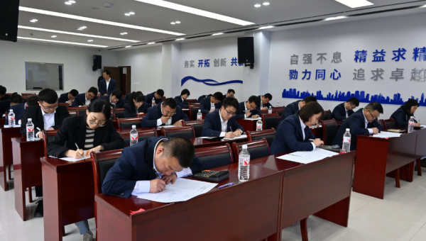 “本屆競(jìng)賽試題結(jié)合了財(cái)務(wù)業(yè)務(wù)實(shí)際、制度與核算辦法，設(shè)置會(huì)計(jì)實(shí)務(wù)全流程核算應(yīng)用題，重點(diǎn)考察選手們專業(yè)知識(shí)綜合運(yùn)用能力、全流程業(yè)務(wù)處理能力和實(shí)際問題解決能力！”5月12日，西部市政建設(shè)集團(tuán)工會(huì)“2025年