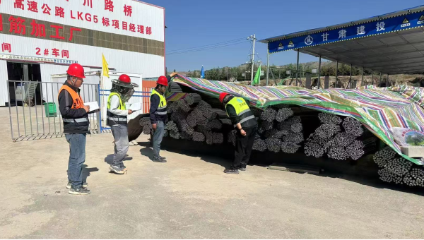 連日來，由西部市政建設(shè)集團(tuán)承建的康樂縣北濱河路西段及連接線道路項(xiàng)目建設(shè)有序推進(jìn)，路基處理、管道安裝、涵洞和橋梁等多個(gè)作業(yè)面同步施工，全體建設(shè)者用汗水澆筑市政道路建設(shè)基石，以實(shí)干精神推進(jìn)項(xiàng)目履約取得新成